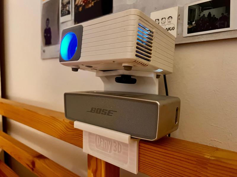 Akijo 01 projector and Bose Soundlink 2 Stand