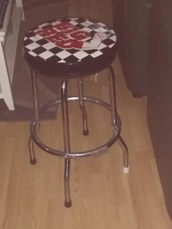 Torin, Big red stool foot