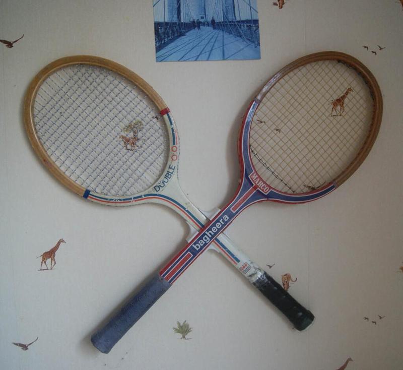 Tennis racket holder