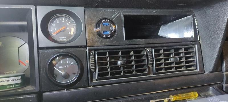Volvo 240 Gauge/Charger storage compartment mount