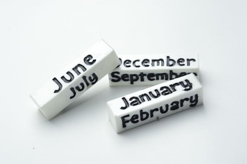 Accessory for Snoopy's calendar house, Cubes months en Español