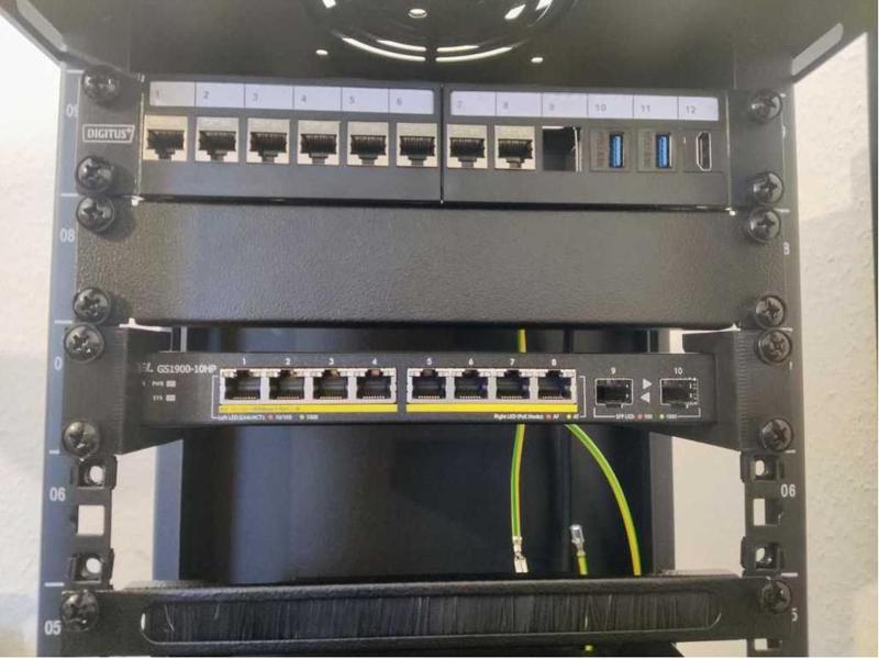 Switch 1U 10" Rackmount (Zyxel GS1900)