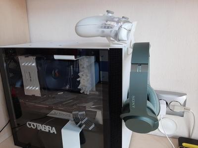 Xbox controller holder (+ headphones)