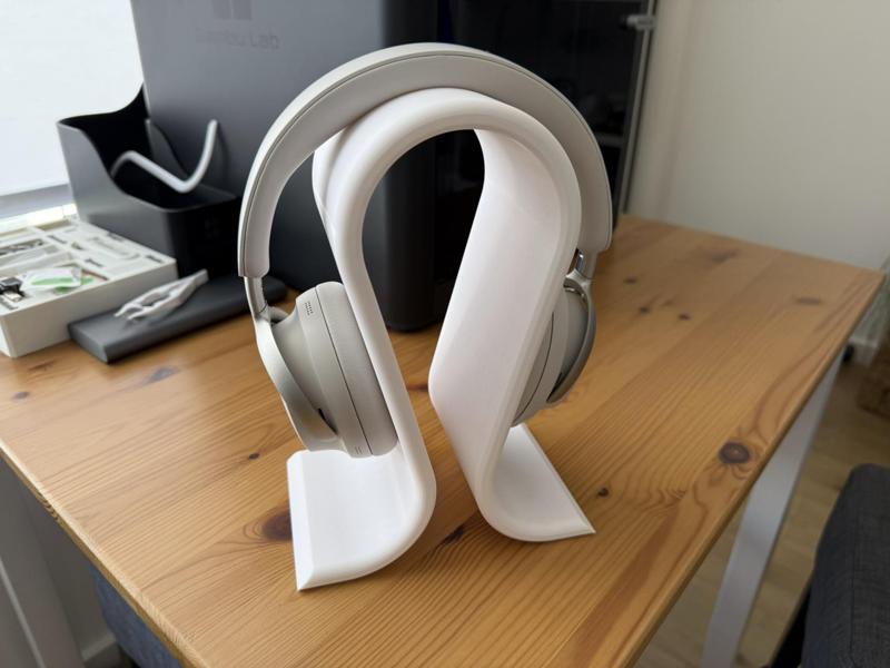 Omega headphone stand for smaller headphones