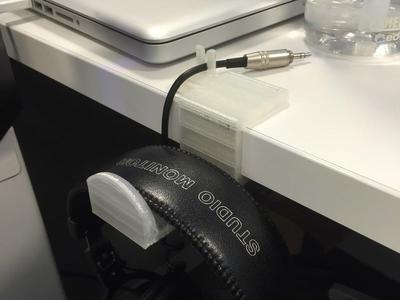 Desk headphone holder w/ integrated cable holder