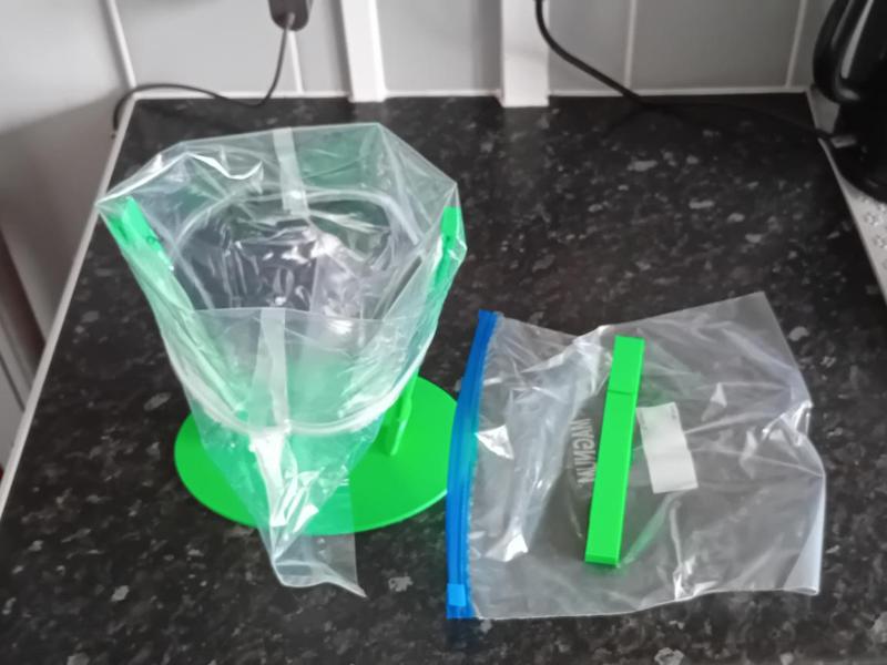 Baggy Caddy (Holds Bags Open For Filling)