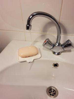 Self draining soap holder
