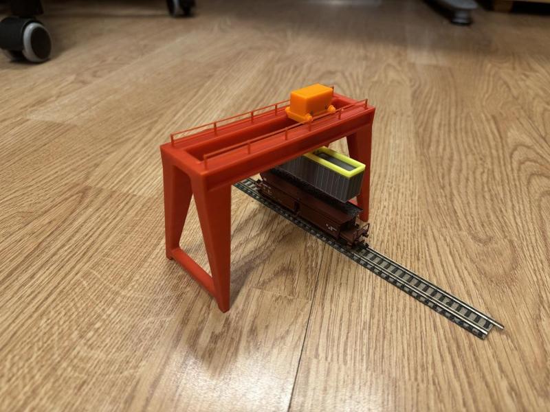 Gantry crane with 40 fot container, N-scale model train size