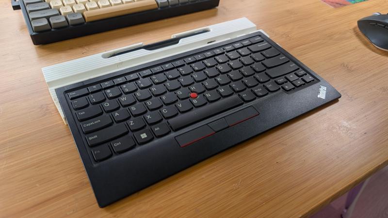 Tablet/keyboard stand for Minisforum V3