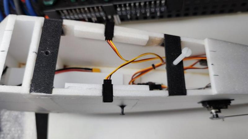 Buschtrottel Halterung Tragfläche