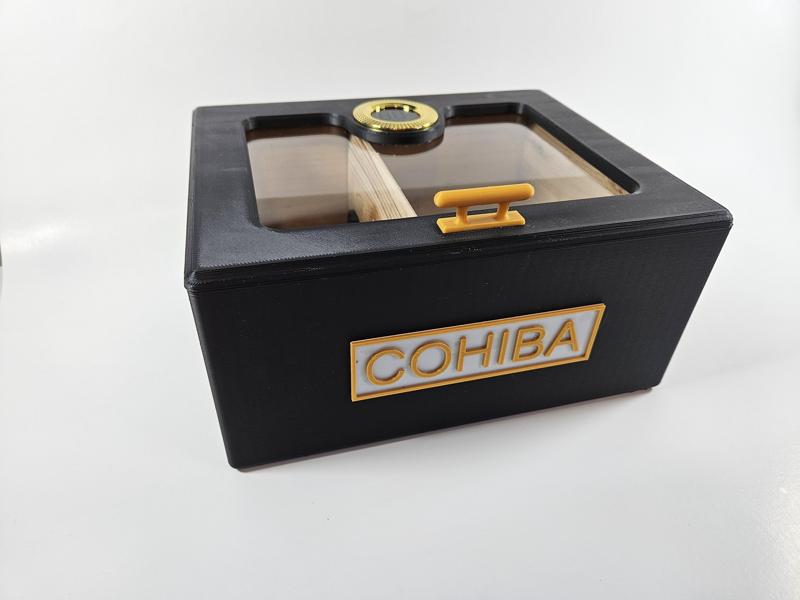 Cigar humidor with magnetic lid