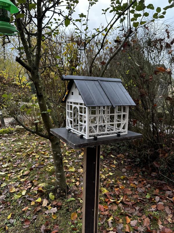Vogelfutterhäuschen Fachwerk Schleswig Holstein Stil. Bird Feeder Half-Timber Schleswig Holstein Style