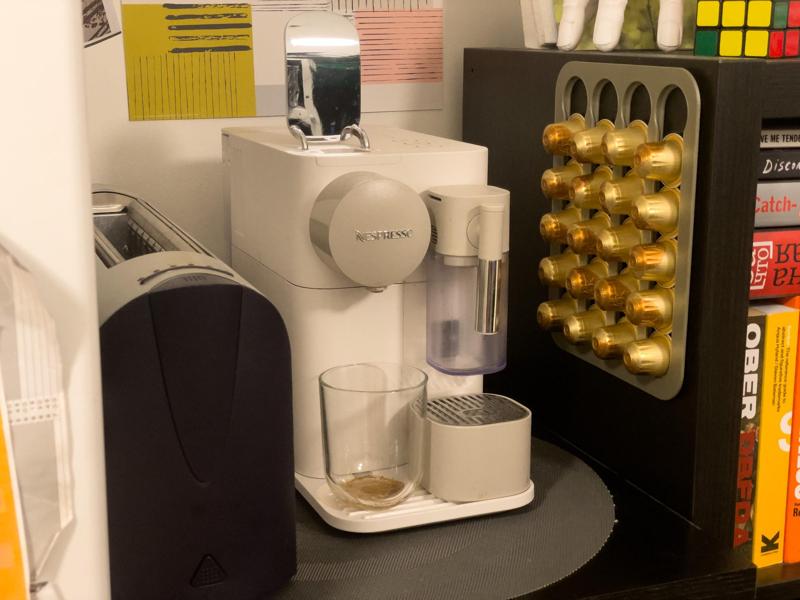Nespresso capsules holder with looser tolerances