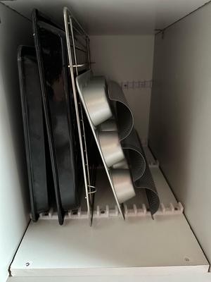 Baking tray holder for cabinets