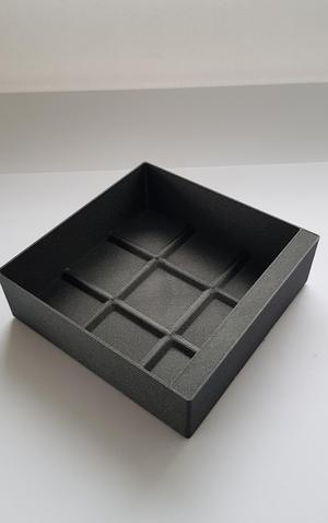 Assortment boxes with grid