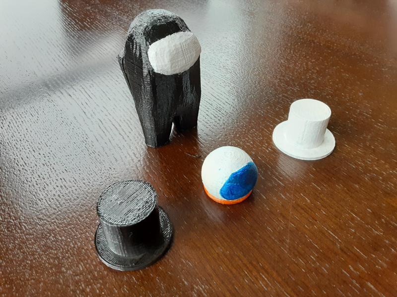Among Us figurines w/ hats.