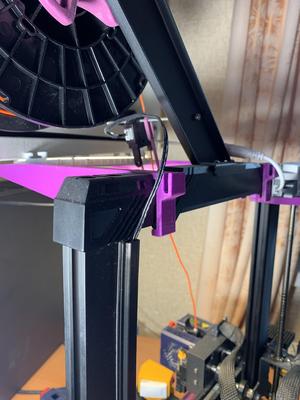 Channel for the wire and plug into the channel. Anycubic Kobra