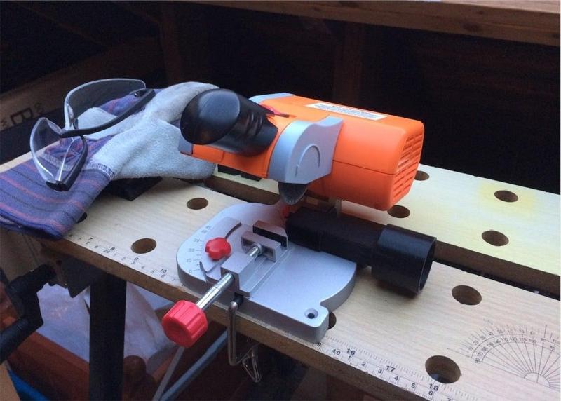 Dust extractor for mini mitre saw