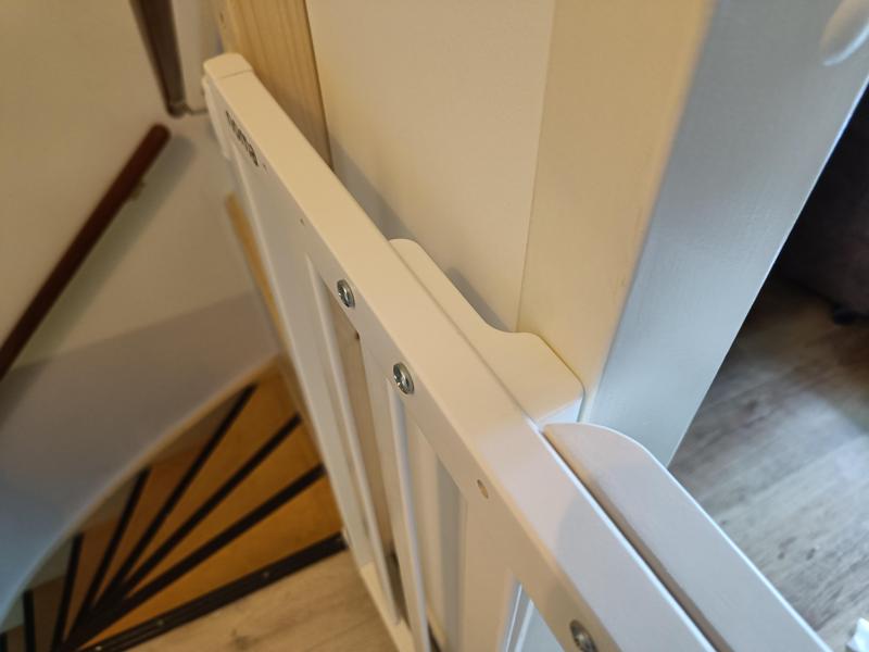 Magnetic holder for Noma safety gate