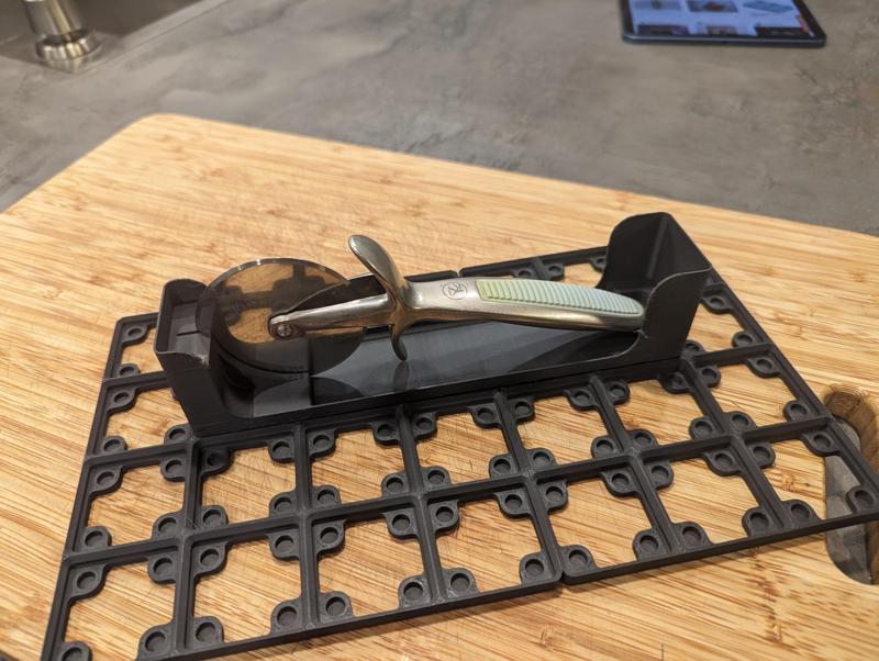 Gridfinity Pizza cutter holder