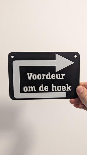 'Frontdoor around the corner' sign - 'Voordeur om de hoek' bordje