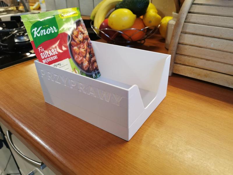 Pudełko na przyprawy z napisem. Spices box with inscription. English and Polish version