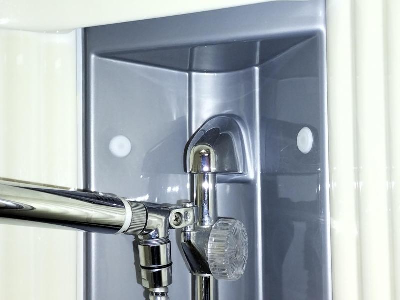 Befestigungsteile für die Wohnmobildusche