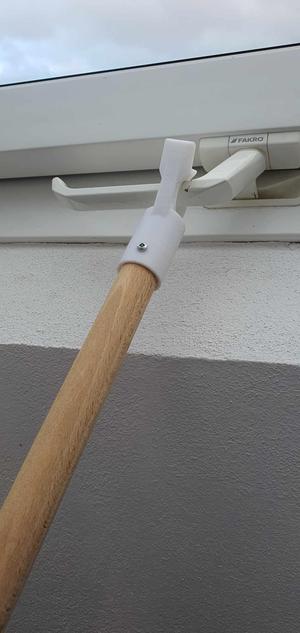 otvírání střešního okna na baráku / opening the skylight on the barracks