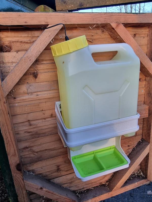 Lid for chicken waterer and heater