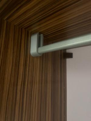 držák tyče na ramínka do skříně