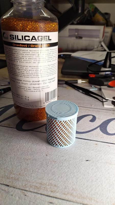 Super light 10gram silicagel box to middle of spool (locking mech.)