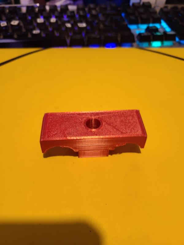 Double support for Ø20mm backhoe hydraulic pipe.