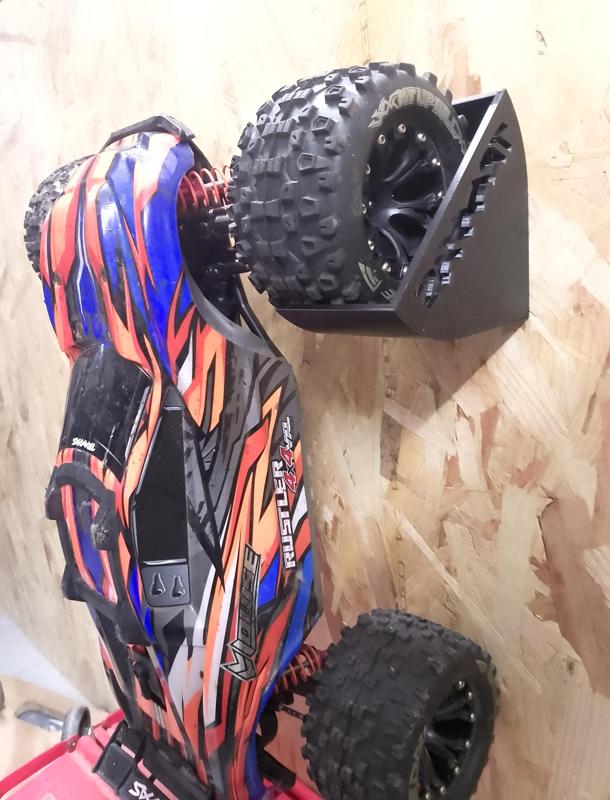 Wall mounting bracket for RC TT 1/10 Traxxas Rustler or other For wheel diameter approx. 120 mm ( development kit for other diameters possible ) Consists of two brackets / screw fixing diameter 3 mm or other ( wheel diameter approx. 120 mm )