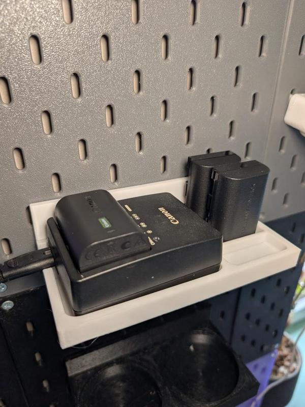 SKADIS Canon charger mount with battery storage