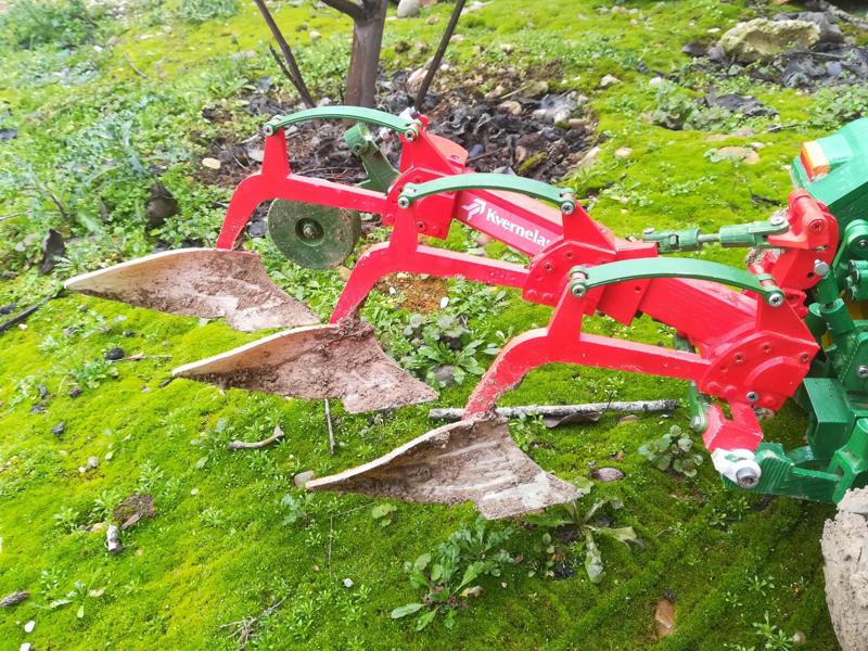 Plow Plow kverneland 3 shares. Esc 1:9