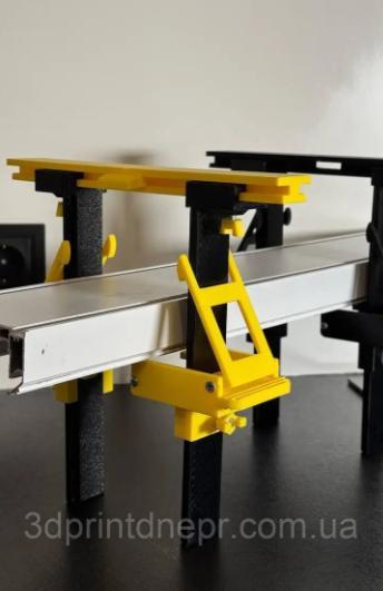 Conductor for mounting hanging cornices
