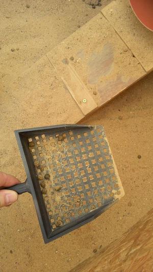 Siebschaufel fuer Kaninchen; shovel with sieve for rabbits