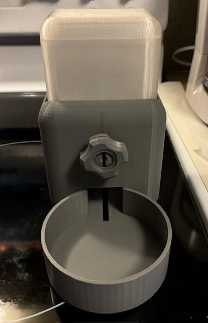 Cage mount pet feeder