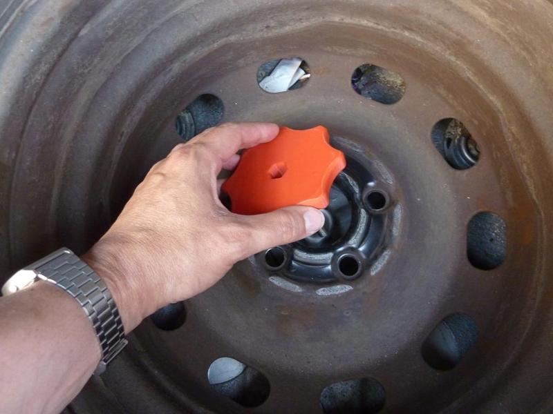 Spare wheel scew - écrou de roue de secours - Golf 4 & +