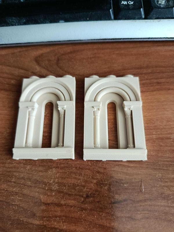 Exin castles, Romanesque window 4 wide in halves