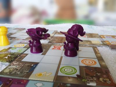Running Sorceress with Big Witch's Hat Meeple/Twinple