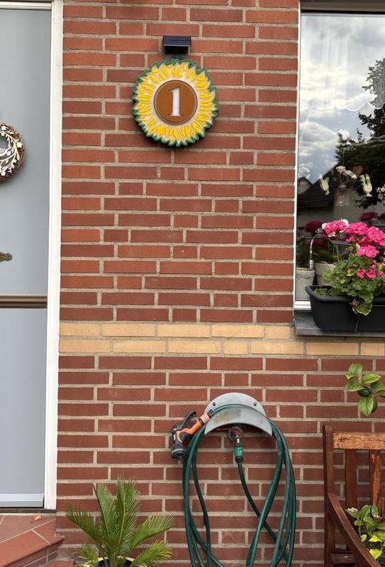 Hausnummer in Form einer Sonnenblume