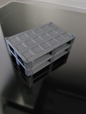 Pallet with stacking edge