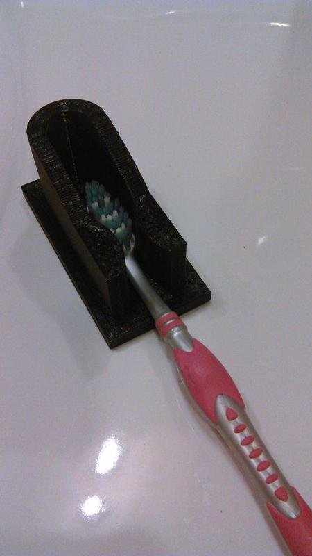 OT student project : toothbrush wedge for single-hand use / Projet étudiant en ergothérapie : cale de brosse à dents pour usage monomanuel