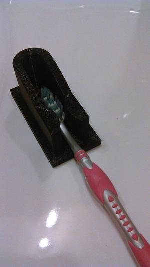 OT student project : toothbrush wedge for single-hand use / Projet étudiant en ergothérapie : cale de brosse à dents pour usage monomanuel