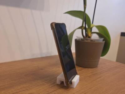 Compact and sturdy phone holder