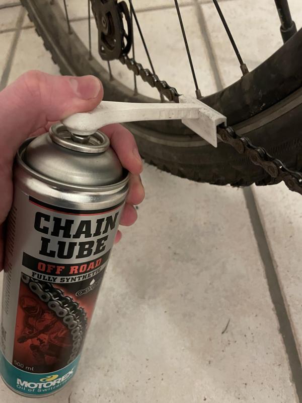 Attachment for oiling the bicycle chain