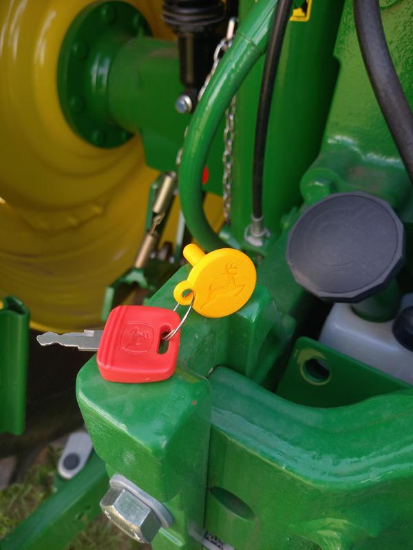 Hood opener keychain John Deere tractors /Kľúčenka na otváranie kapoty traktorov John Deere.