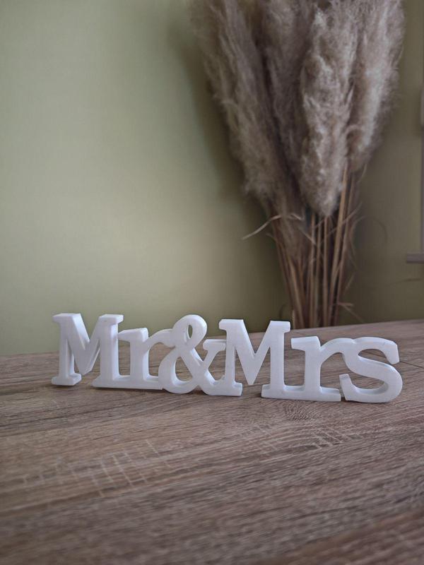 Mr & Mrs weding decor