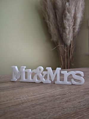 Mr & Mrs weding decor